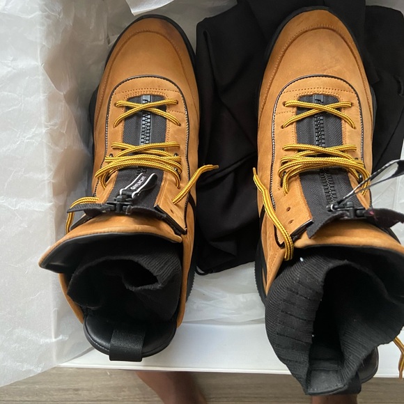 Givenchy - Picture 3 of 7